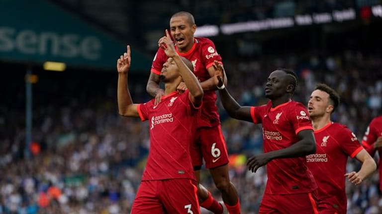 Liverpools Fabinho (l) feiert das 0:2 mit Thiago Alcantara (M) und Sadio Mane (2.