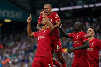 Liverpools Fabinho (l) feiert das 0:2 mit Thiago Alcantara (M) und Sadio Mane (2.