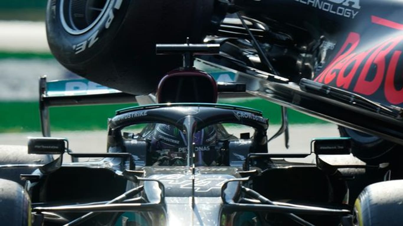 Lewis Hamilton (l) vom Team Mercedes und Max Verstappen vom Team Red Bull Racing kollidieren mit ihren Autos.
