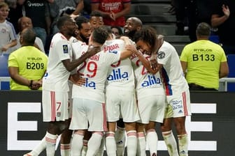 Die Spieler von Lyon jubeln über den 3:1-Erfolg über Racing Straßburg.