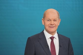 Kanzlerkandidat Olaf Scholz (SPD) im Triell-Fernsehstudio.