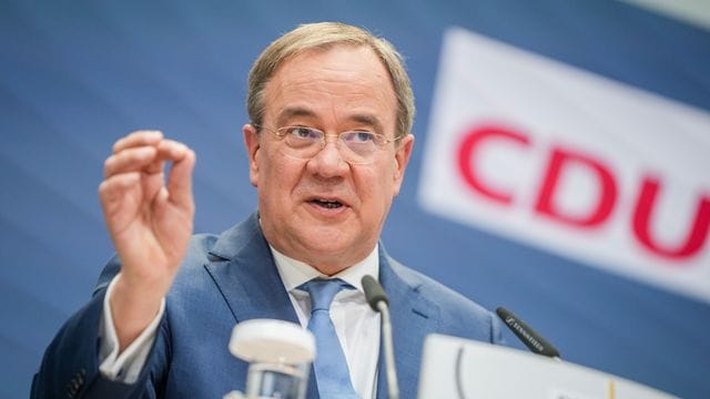 Unions-Kanzlerkandidat Armin Laschet stellt nach den Gremiensitzungen seiner Partei im Konrad-Adenauer-Haus das "Sofortprogramm" für die Bundestagswahl vor. Unions-Kanzlerkandidat Armin Laschet stellt nach den Gremiensitzungen seiner Partei im Konrad-Adenauer-Haus das "Sofortprogramm" für die Bundestagswahl vor.