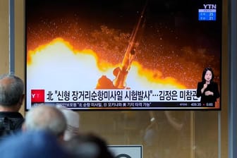 Passanten beobachten auf einem Bildschirm in Seoul den Test des nordkoreanischen Marschflugkörpers.