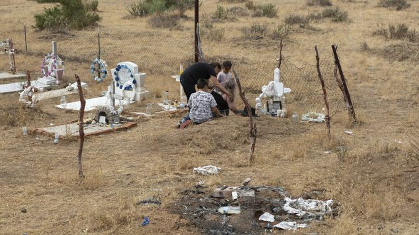 Verwandte des mexikanisch-indigenen Aktivisten Oscar Eyraud Adams trauern an seinem Grab.