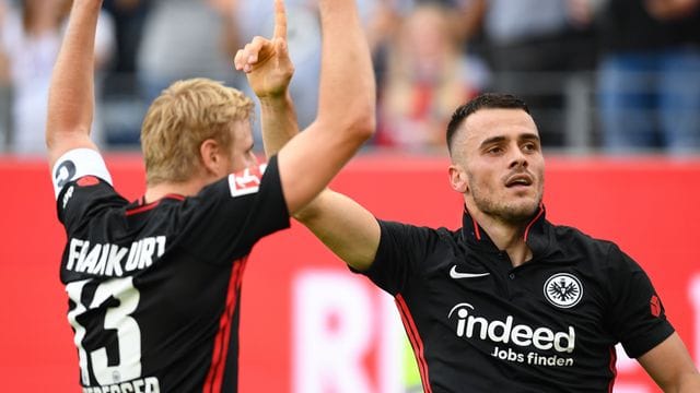 Filip Kostic (r) jubelt nach seinem Tor zum 1:0 gegen den VfB Stuttgart mit Martin Hinteregger. Filip Kostic (r) jubelt nach seinem Tor zum 1:0 gegen den VfB Stuttgart mit Martin Hinteregger.