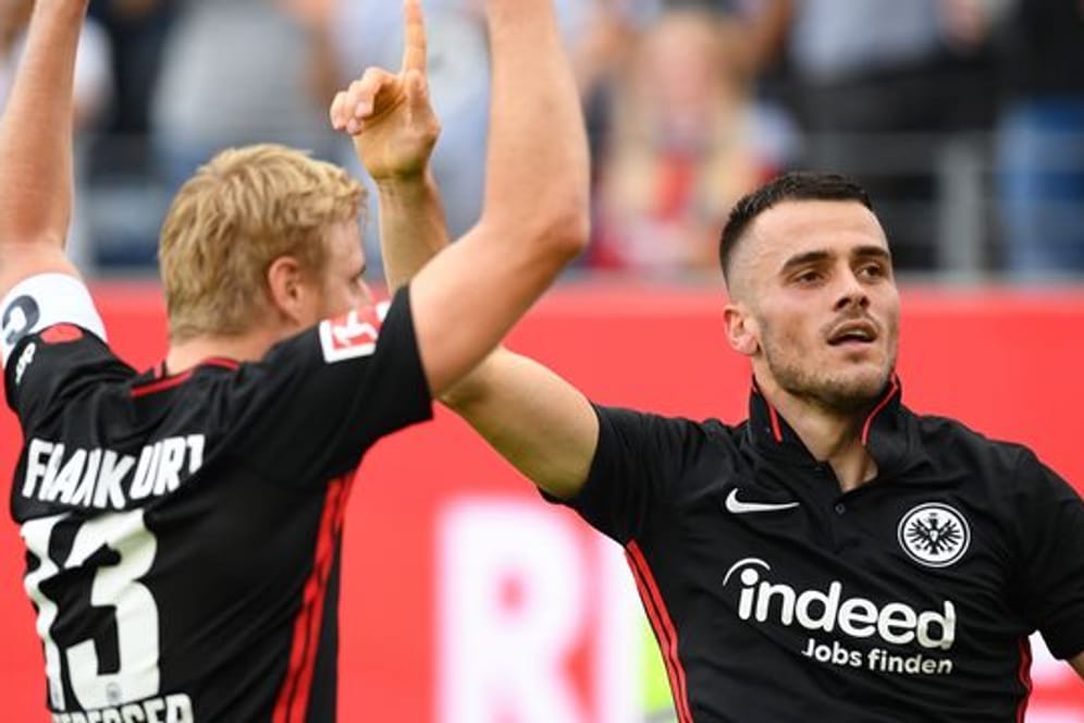 Filip Kostic (r) jubelt nach seinem Tor zum 1:0 gegen den VfB Stuttgart mit Martin Hinteregger.