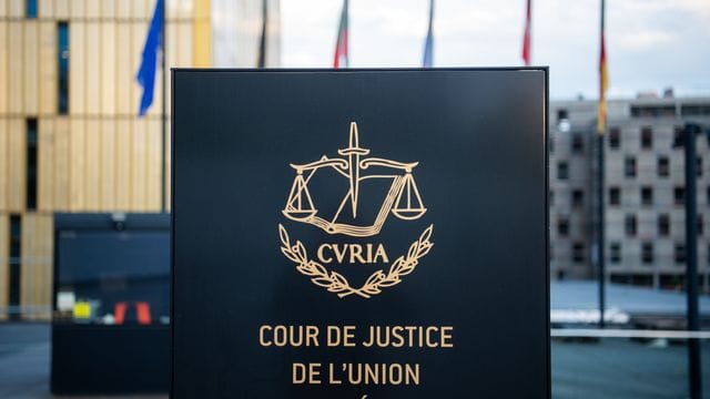 Ein Schild steht mit der Aufschrift "Cour de Justice de l'Union Européenne" vor dem Europäischen Gerichtshof (EuGH) im Europaviertel auf dem Kirchberg. Ein Schild steht mit der Aufschrift "Cour de Justice de l'Union Européenne" vor dem Europäischen Gerichtshof (EuGH) im Europaviertel auf dem Kirchberg.