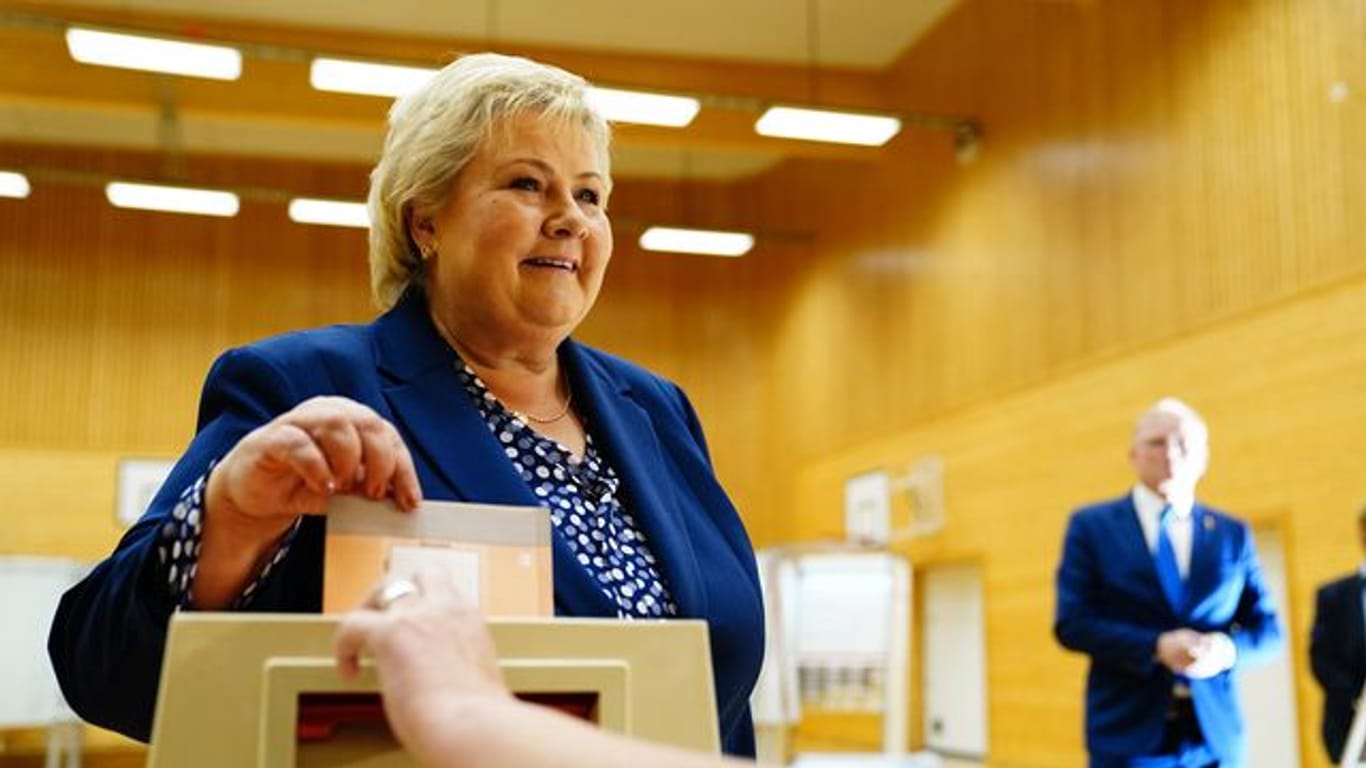 Norwegens Ministerpräsidentin Erna Solberg gibt ihre Stimme in der Skjold-Schule in ihrer Heimatstadt Bergen ab.