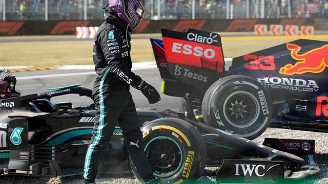 Lewis Hamilton vom Team Mercedes geht nach einem Zusammenstoß mit Red-Bull-Racing-Fahrer Verstappen an seinem Rennwagen vorbei.