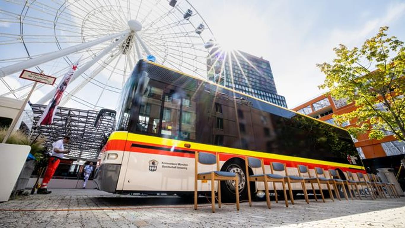 Wer sich am Riesenrad im Münchner Werksviertel gegen Covid-19 impfen lässt, darf im Anschluss kostenlos mit dem Riesenrad fahren.