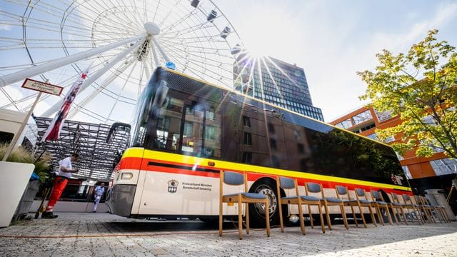 Wer sich am Riesenrad im Münchner Werksviertel gegen Covid-19 impfen lässt, darf im Anschluss kostenlos mit dem Riesenrad fahren.