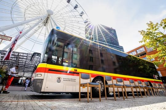 Wer sich am Riesenrad im Münchner Werksviertel gegen Covid-19 impfen lässt, darf im Anschluss kostenlos mit dem Riesenrad fahren.