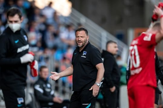 Herthas Trainer Pal Dardai (M) hält sich während der Partie beim VfL Bochum in der markierten Coaching-Zone auf.