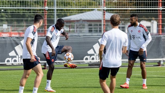 Bayerns Marc Roca (l-r), Dayot Upamecano, Eric Maxim Choupo-Moting und Thomas Müller spielen sich bei der Erwärmung den Ball gegenseitig zu.