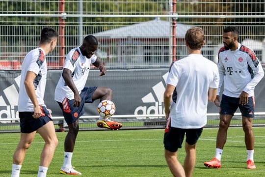 Bayerns Marc Roca (l-r), Dayot Upamecano, Eric Maxim Choupo-Moting und Thomas Müller spielen sich bei der Erwärmung den Ball gegenseitig zu.