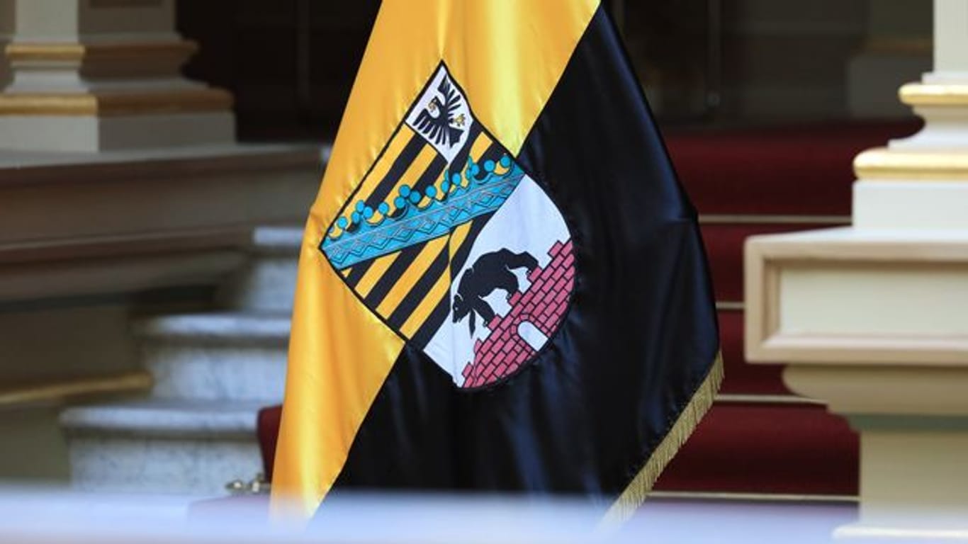 Die Fahne von Sachsen-Anhalt in der Staatskanzlei in Magdeburg.