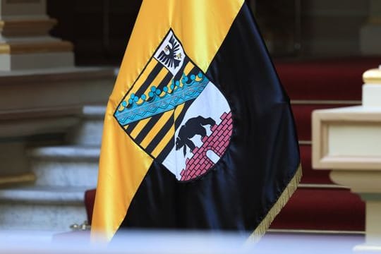 Die Fahne von Sachsen-Anhalt in der Staatskanzlei in Magdeburg.
