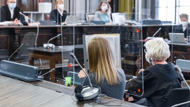 Die 36-jährige Angeklagte sitzt in einem Saal des Landgerichts Hamburg neben ihrer Verteidigerin. Die 36-jährige Angeklagte sitzt in einem Saal des Landgerichts Hamburg neben ihrer Verteidigerin.