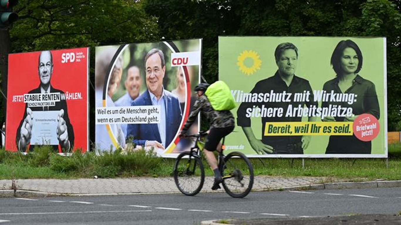 Wahlplakate von SPD, CDU und Grünen.