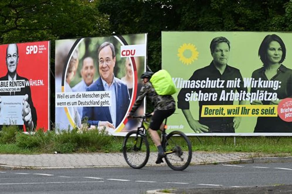 Wahlplakate von SPD, CDU und Grünen.
