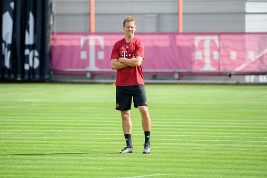 Bayern-Trainer Nagelsmann beobachtet das Abschlusstraining seiner Mannschaft vor dem CL-Auftakt beim FC Barcelona.