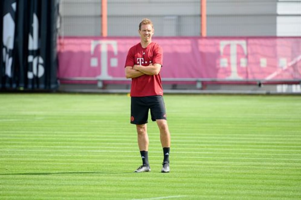 Bayern-Trainer Nagelsmann beobachtet das Abschlusstraining seiner Mannschaft vor dem CL-Auftakt beim FC Barcelona.