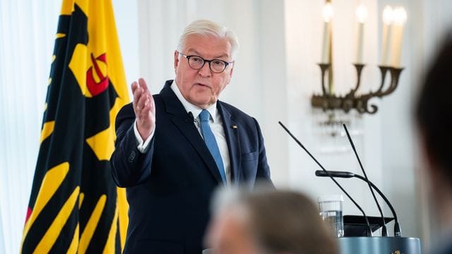 Bundespräsident Frank-Walter Steinmeier bei der Vorstellung des Forschungsprojekts "Das Bundespräsidialamt und die Auseinandersetzung mit dem Nationalsozialismus 1949–1994". Bundespräsident Frank-Walter Steinmeier bei der Vorstellung des Forschungsprojekts "Das Bundespräsidialamt und die Auseinandersetzung mit dem Nationalsozialismus 1949–1994".