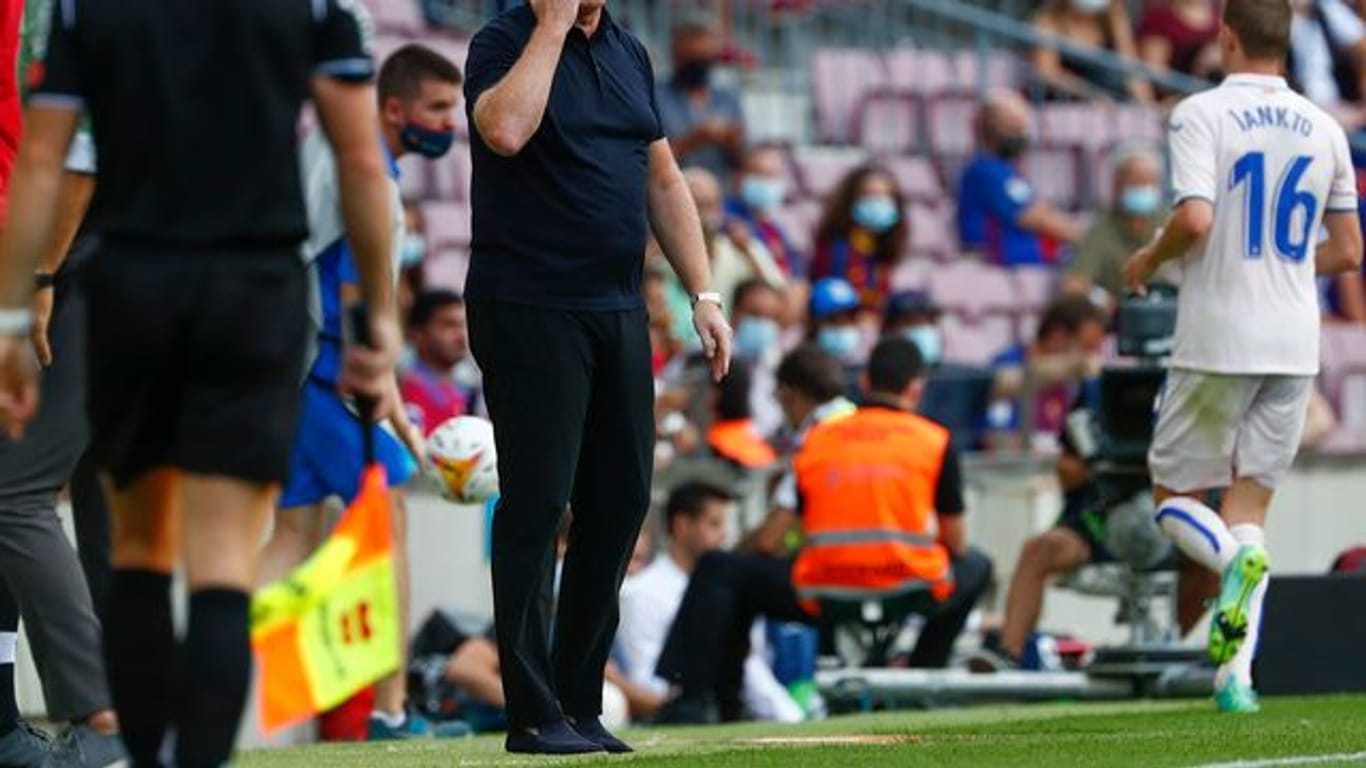 Barcelonas Cheftrainer Ronald Koeman coacht seine Mannschaft von der Seitenlinie.