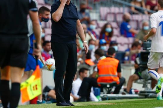 Barcelonas Cheftrainer Ronald Koeman coacht seine Mannschaft von der Seitenlinie.