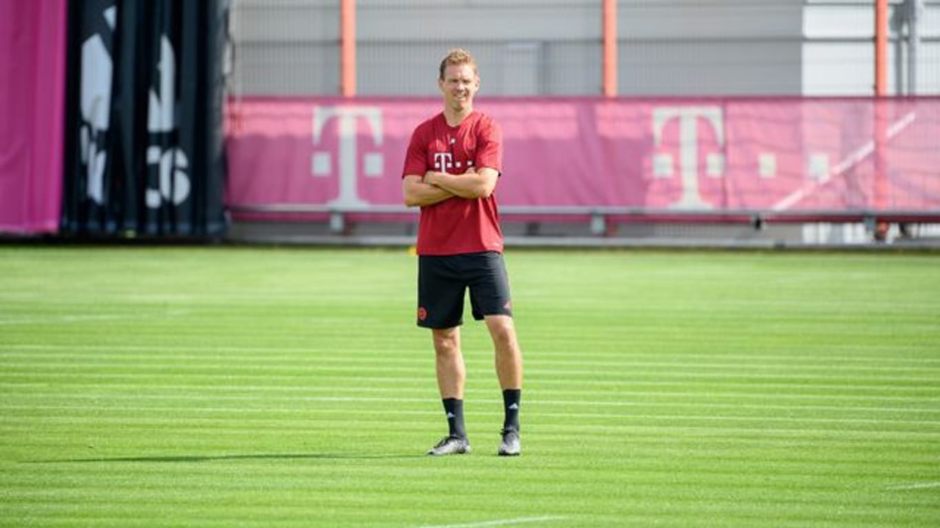 Bayern-Trainer Nagelsmann beobachtet das Training seiner Mannschaft vor dem CL-Auftakt beim FC Barcelona.