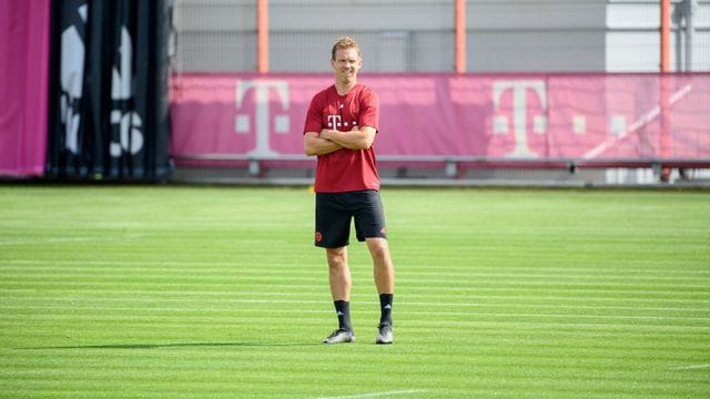 Bayern-Trainer Nagelsmann beobachtet das Training seiner Mannschaft vor dem CL-Auftakt beim FC Barcelona. Bayern-Trainer Nagelsmann beobachtet das Training seiner Mannschaft vor dem CL-Auftakt beim FC Barcelona.