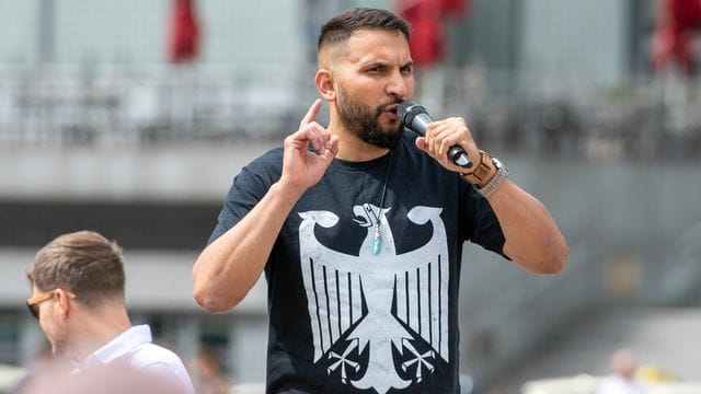 Attila Hildmann spricht bei einer Kundgebung gegen Corona-Einschränkungen auf dem Washingtonplatz in Berlin.