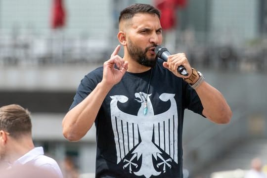 Attila Hildmann spricht bei einer Kundgebung gegen Corona-Einschränkungen auf dem Washingtonplatz in Berlin.