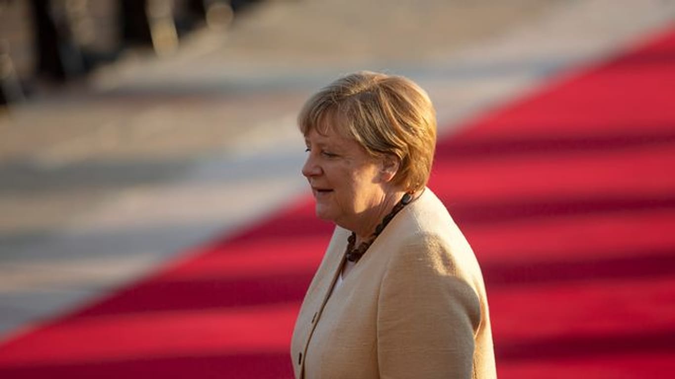 Kanzlerin Angela Merkel steht bei ihrem Besuch in Belgrad am roten Teppich.