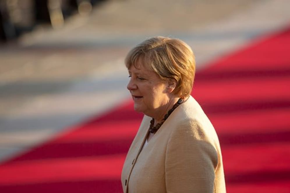 Kanzlerin Angela Merkel steht bei ihrem Besuch in Belgrad am roten Teppich.