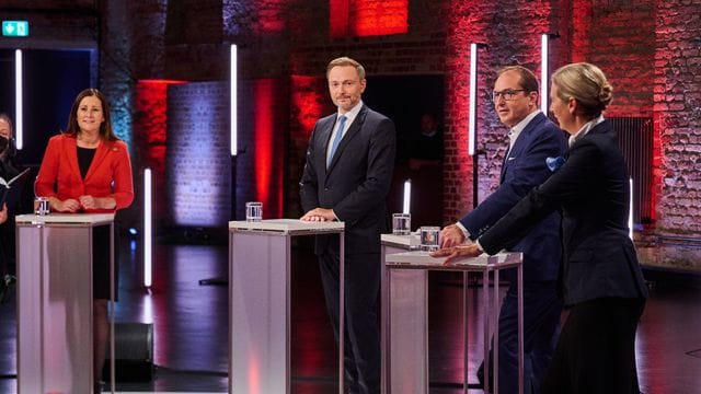 Janine Wissler (l-r), Christian Lindner, Alexander Dobrindt und Alice Weidel kurz vor Beginn der Live-Sendung. Janine Wissler (l-r), Christian Lindner, Alexander Dobrindt und Alice Weidel kurz vor Beginn der Live-Sendung.