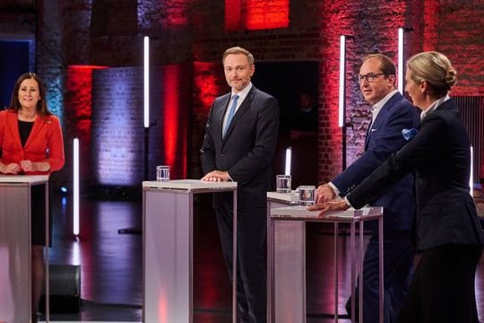 Janine Wissler (l-r), Christian Lindner, Alexander Dobrindt und Alice Weidel kurz vor Beginn der Live-Sendung.