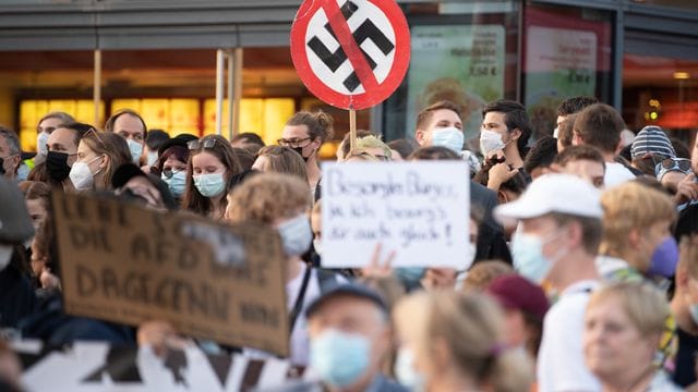 Teilnehmer einer Gegendemonstration gegen Pegida und den Auftritt von Björn Höcke in Dresden. Teilnehmer einer Gegendemonstration gegen Pegida und den Auftritt von Björn Höcke in Dresden.