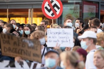 Teilnehmer einer Gegendemonstration gegen Pegida und den Auftritt von Björn Höcke in Dresden.