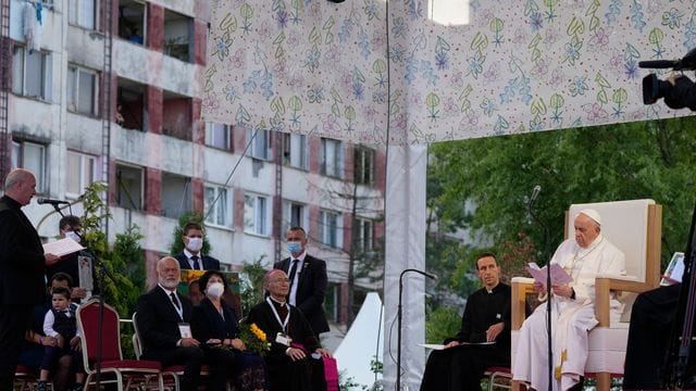 Begegnung von Papst Franziskus mit der Roma-Volksgruppe in der Plattenbausiedlung Lunik IX. Begegnung von Papst Franziskus mit der Roma-Volksgruppe in der Plattenbausiedlung Lunik IX.