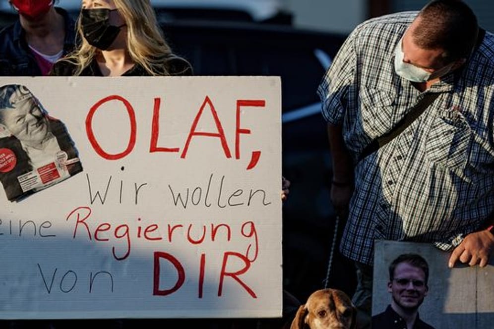 Anhänger von Olaf Scholz unterstützen den SPD-Kanzlerkandidaten bei einer Wahlkampfveranstaltung.