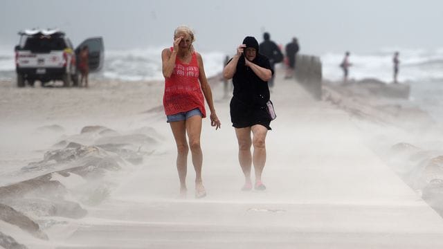 Hurrikan Nicholas bringt heftigen Wind und starken Regen an die texanische Golfküste. Hurrikan Nicholas bringt heftigen Wind und starken Regen an die texanische Golfküste.