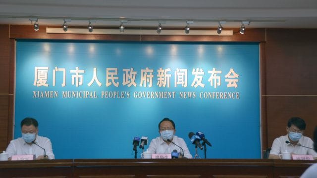 Auf einer Pressekonferenz der örtlichen Behörden in Xiamen werden die neuen Maßnahmen vorgestellt.