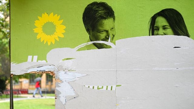 Ein zerstörtes Wahlplakat der Grünen (Symbolfoto). Ein zerstörtes Wahlplakat der Grünen (Symbolfoto).