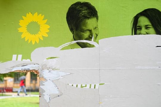 Ein zerstörtes Wahlplakat der Grünen (Symbolfoto).