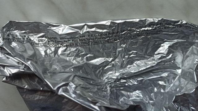 Die Reste der Metallfolie eines Ballons, der im Umspannwerk gefunden wurde. Die Reste der Metallfolie eines Ballons, der im Umspannwerk gefunden wurde.