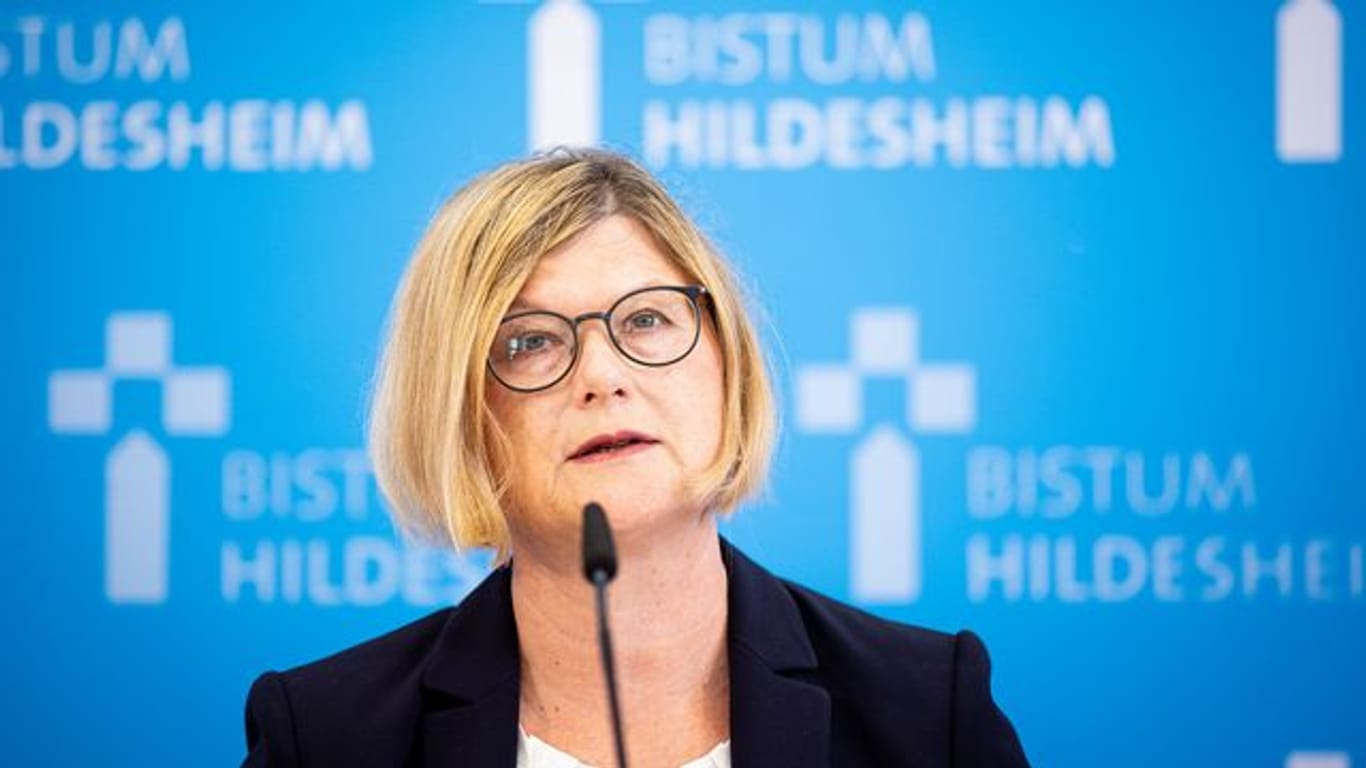 Antje Niewisch-Lennartz, frühere niedersächsische Justizministerin und Leiterin der Untersuchungskommission, informiert in Hildesheim über die Untersuchungsergebnisse.