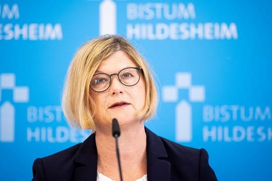 Antje Niewisch-Lennartz, frühere niedersächsische Justizministerin und Leiterin der Untersuchungskommission, informiert in Hildesheim über die Untersuchungsergebnisse.
