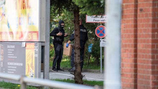 Polizisten stehen auf dem Gelände des Dong Xuan Center in Berlin.