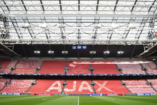 Ajax Amsterdam muss auf die beliebten "Marley-Trikots" verzichten, die nicht von der UEFA genehmigt wurden.